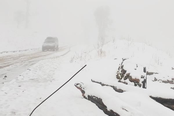 हिमपातका कारण बुधबारदेखि मध्यपहाडी लोकमार्ग अवरुद्ध